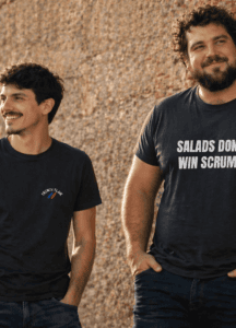 Shooting de deux hommes portant des t-shirts rugby Contre-Ruck